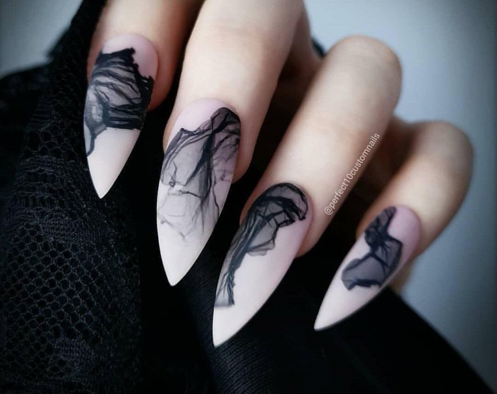 Маникюр на длинные острые ногти в черном цвете: подборка картинок